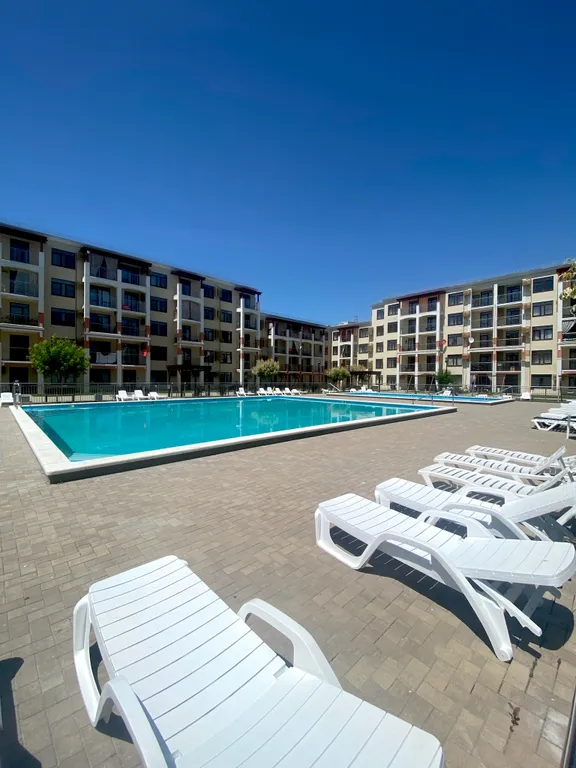 Семейная квартира с бассейнами