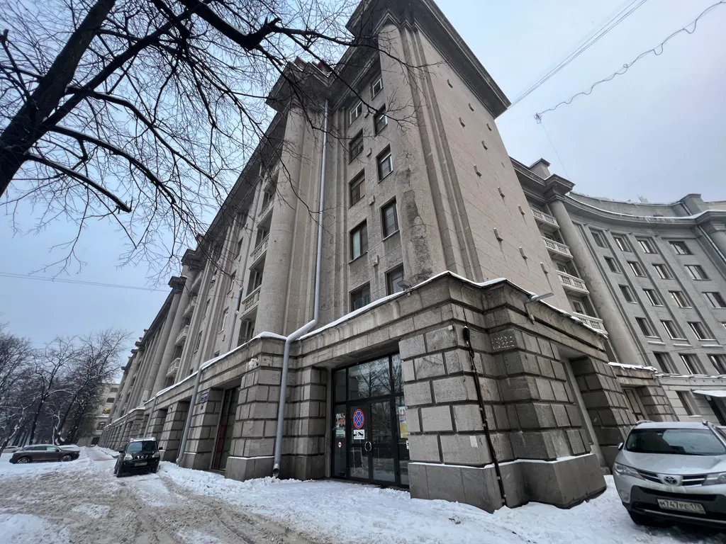 Большая квартира с камином у метро