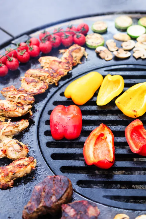 Белый дом на берегу водохранилища