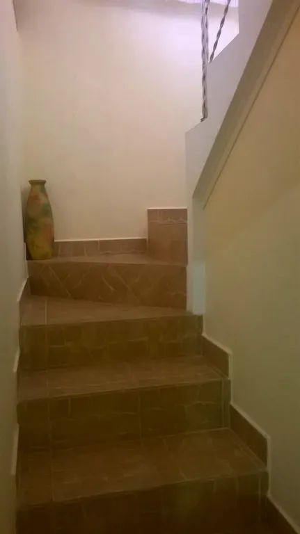 Дом 2 уровня со своим двором