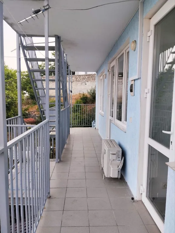 Зелёная студия с видом на море и горы