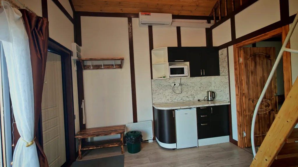 Дома и бани на берегу озера