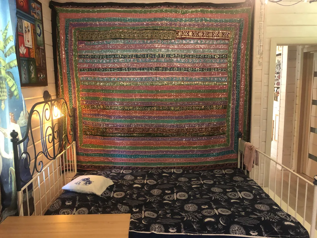 Красивая комната на втором этаже деревянного дома