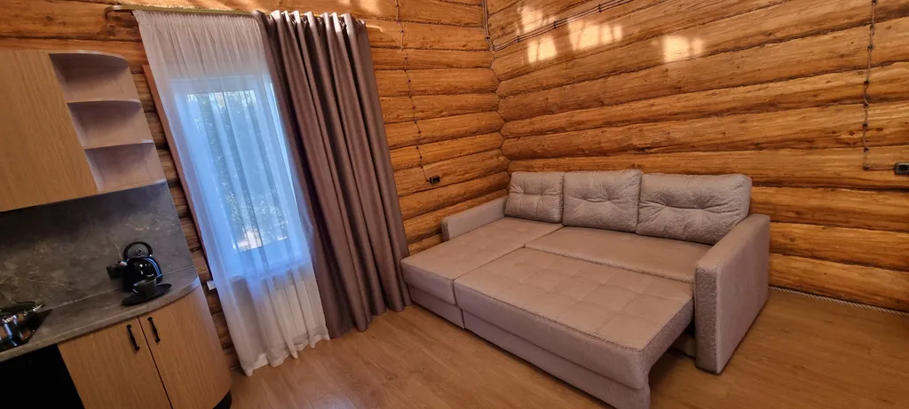 Бревенчатая изба с уникальной отделкой