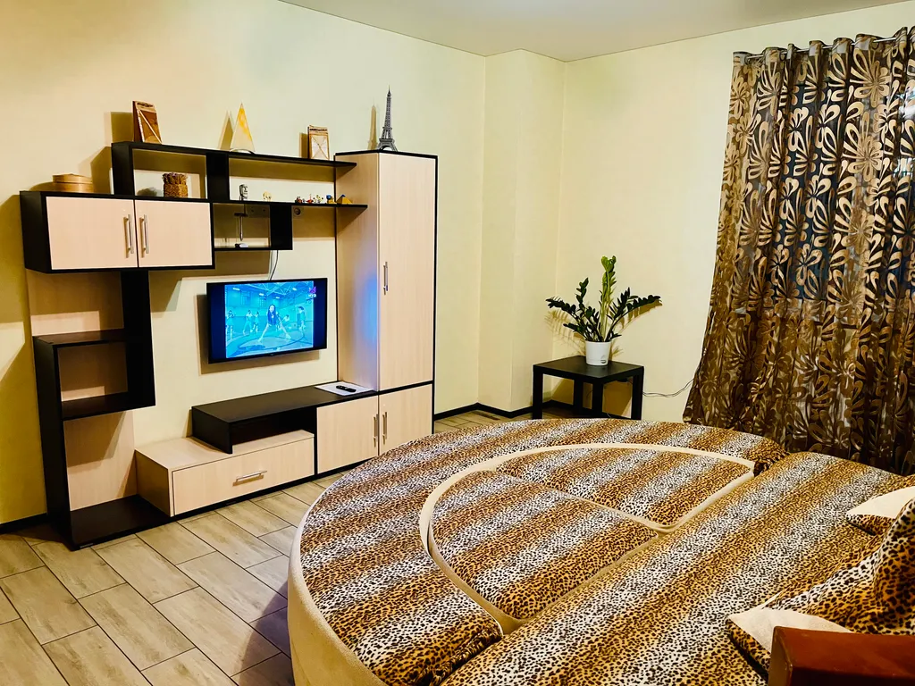 Новая квартира с большой круглой кроватью