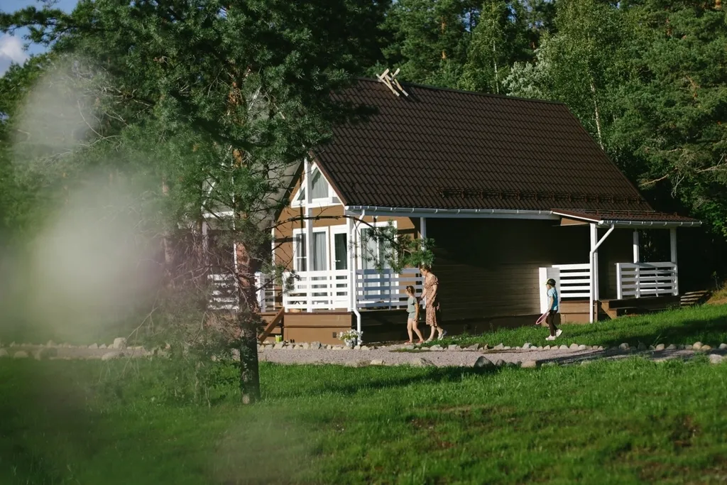 Уютный дом в лесу с видом на залив