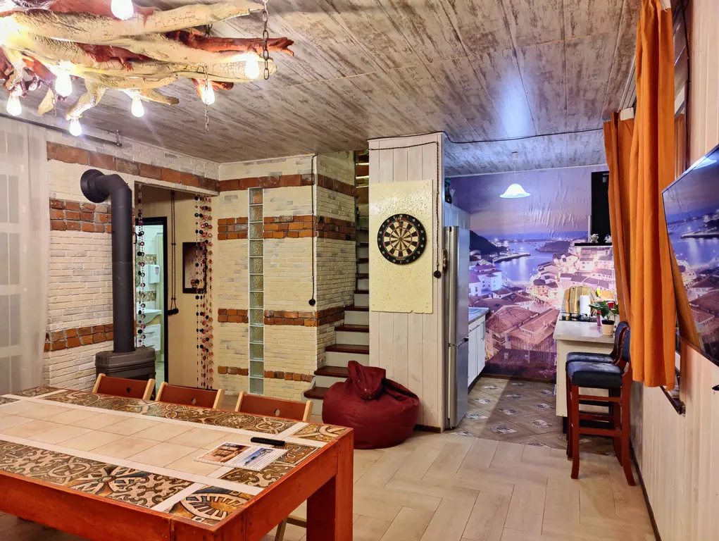 Современный дом с уличной подогреваемой купелью и сауной