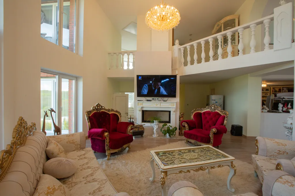 Большой трехэтажный дом