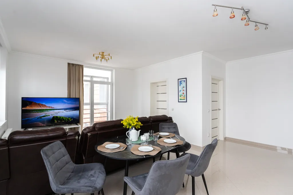 Шикарная Квартира в Центре города, с видом на Верхнее озеро.