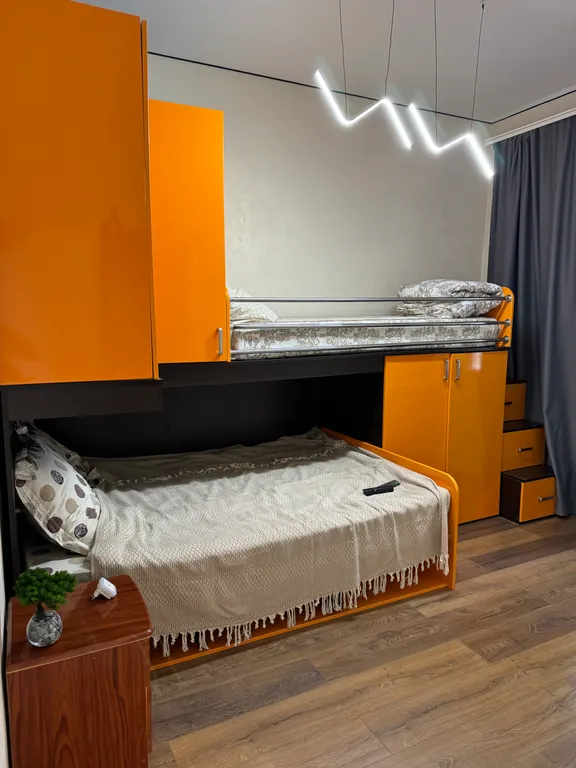 Дом рядом с лесом, с большой кухней и огромной парковой