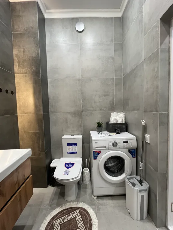 Современная красивая и яркая квартира