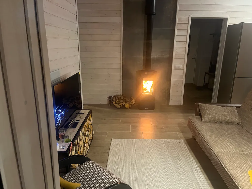 Домик в Карелии на берегу озера