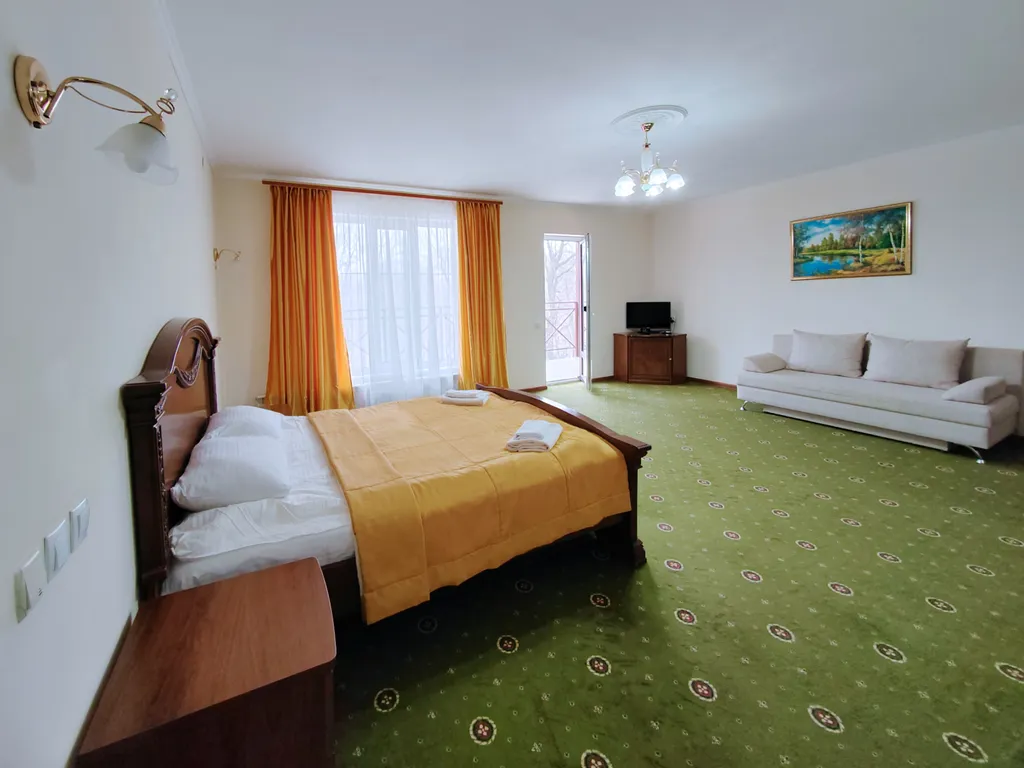 Просторный однокомнатный номер с диваном