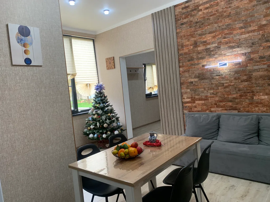 Комфортабельный дом с бассейном с видом на горы