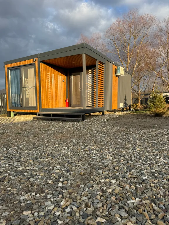 Дом возле озера с 2 террасами и отдельной спальней