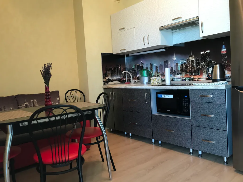 Апартаменты в ЖК Париж, центр. Парк Победы! Вода горячая есть.