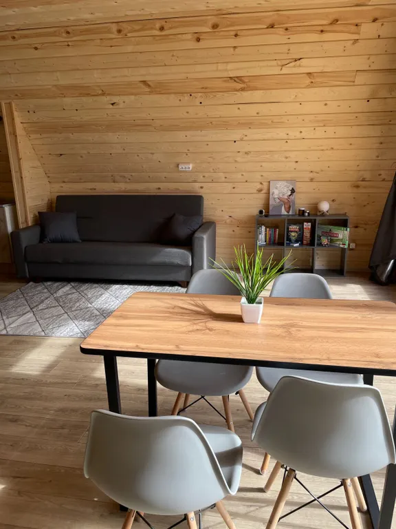 Уютный дом у ручья