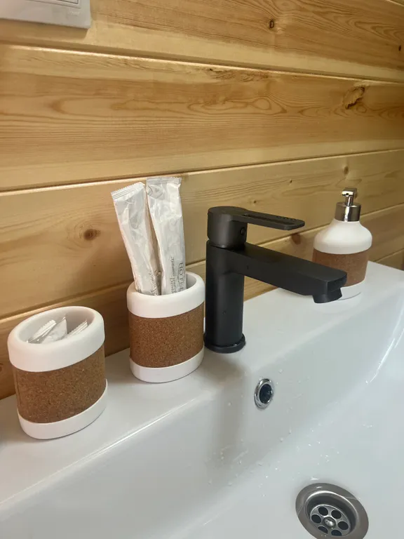 Домик в лесу с видом на горы