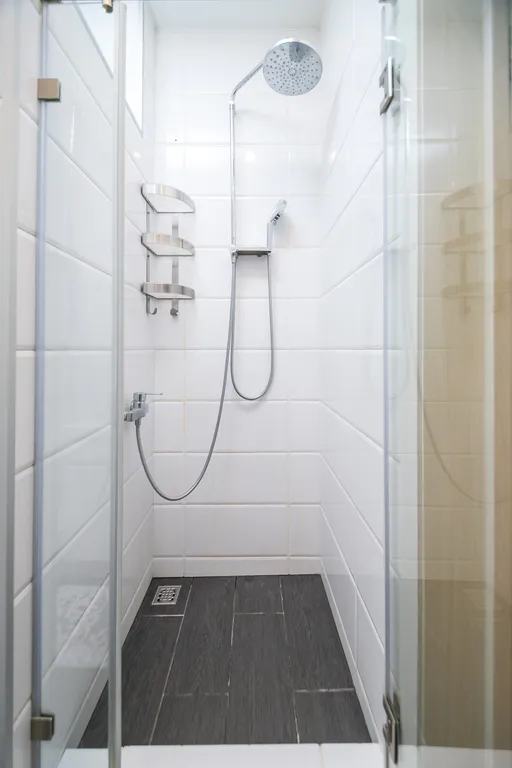 Большая студия с потолками 3 метра и Smart TV