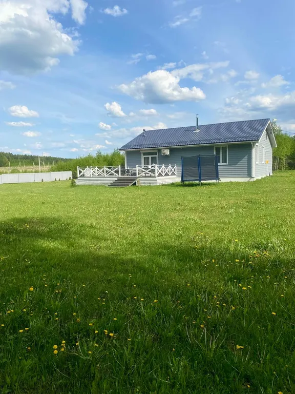 Дом с камином и видом на зимний лес