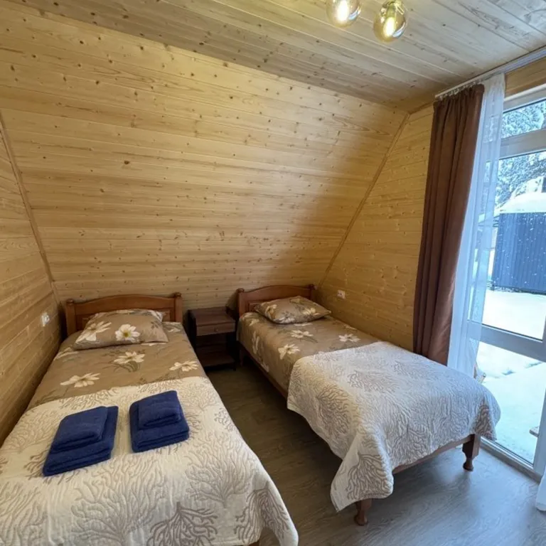 Афрейм в лесу с большой территорией