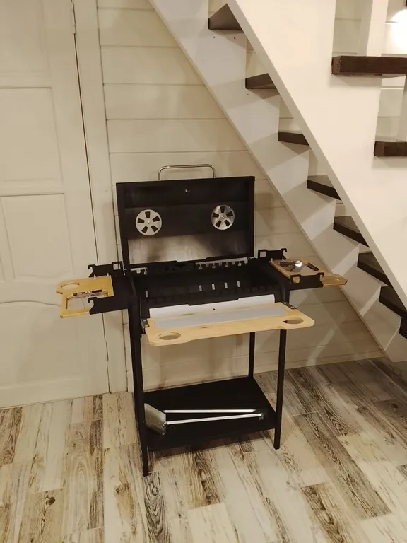 Большой дом А-Фрейм среди молодого елового леса