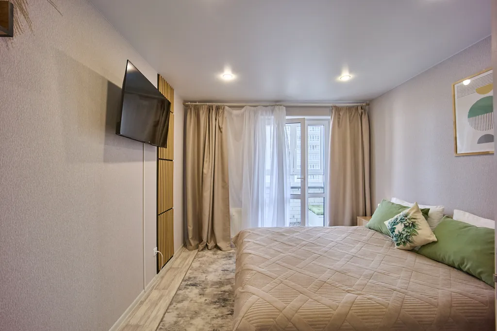 Семейный отдых в тишине: новый дом, безопасный двор и уютная квартира