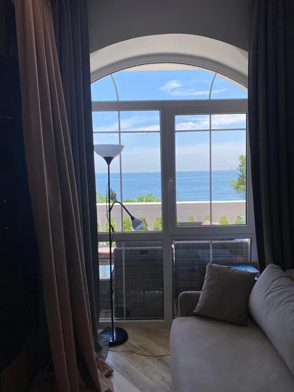 Шикарная современная студия на берегу моря