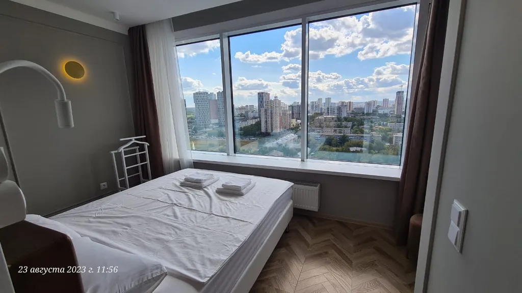 Студия с панорамным видом и джакузи в стиле неоклассика