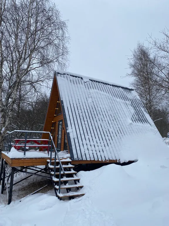 Дом на берегу реки с видом на закат