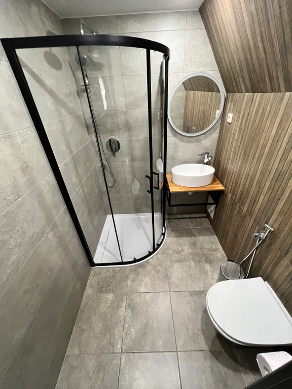 А-фрейм с бассейном и видом на озеро