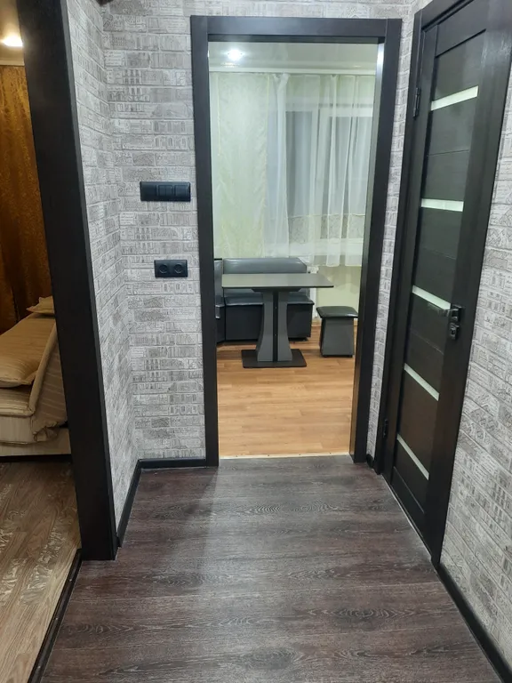 Уютная квартира с мебелью из натурального дерева