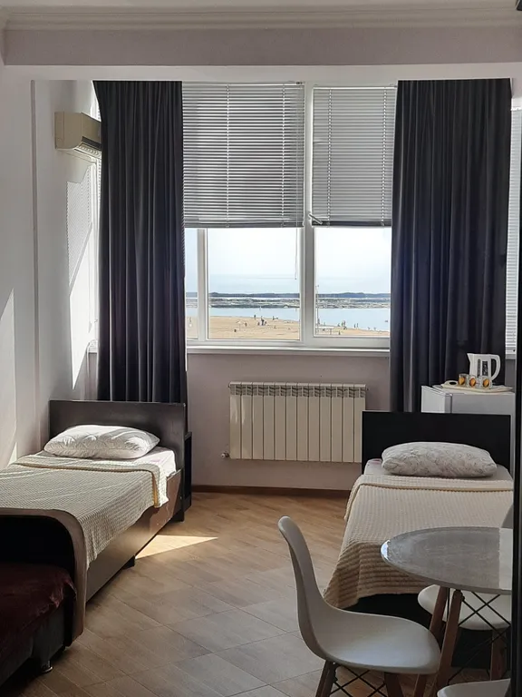 Уютная комната с видом на море