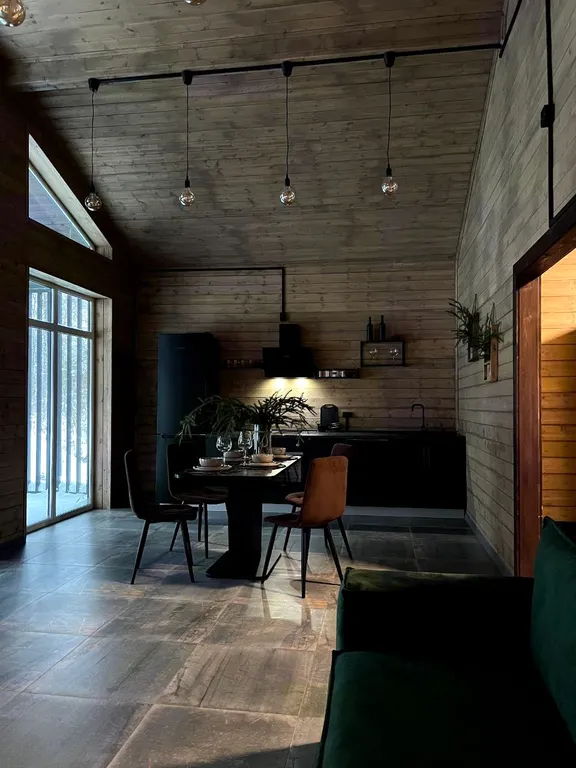 Дом в стиле барнхаус с японской купелью фурако на террасе