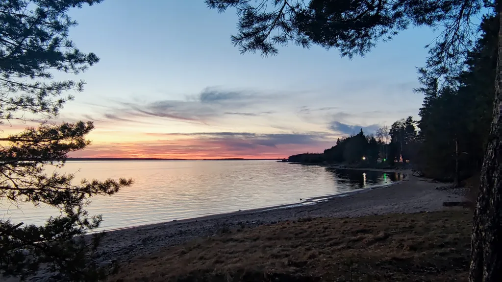 Коттедж Уютный коттедж с камином, баней и детской площадкой с батутом у озера — Завирье