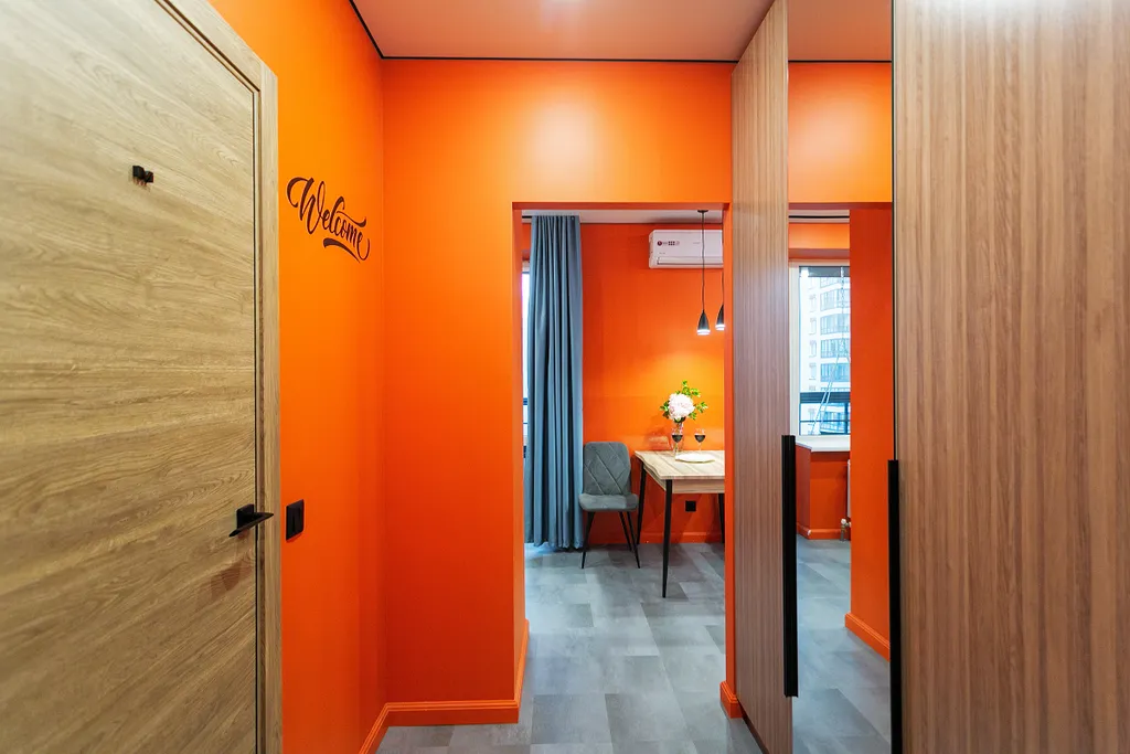 Стильная студия с кондиционером, качелями и кофеваркой