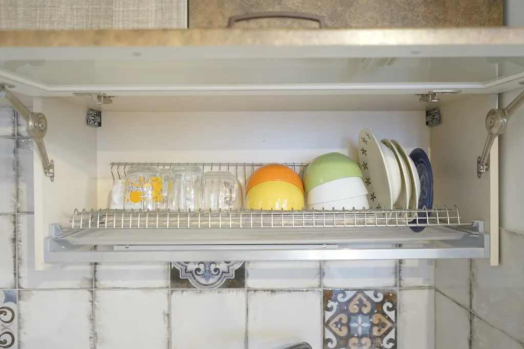 Студия с камином, деревом и видом на реку