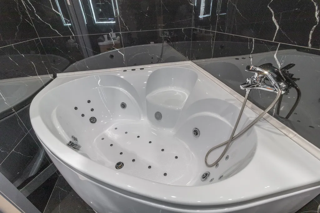 Дизайнерская студия с джакузи и камином