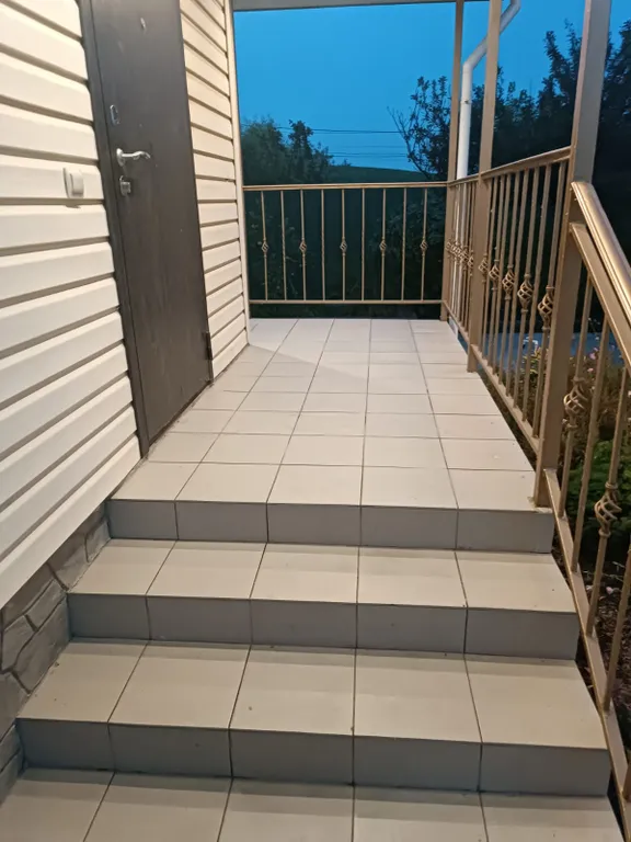 Уютный дом в живописном поселке у моря