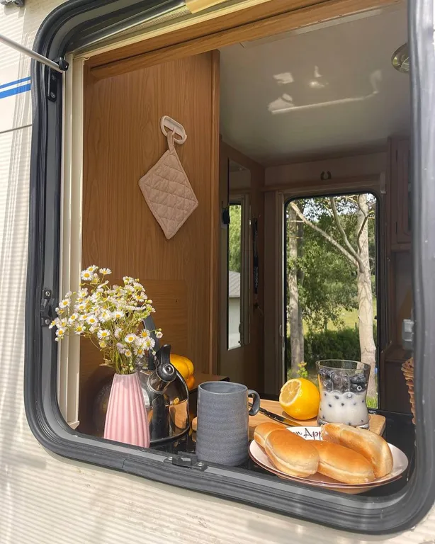 Автодомик для двоих с видом на озеро