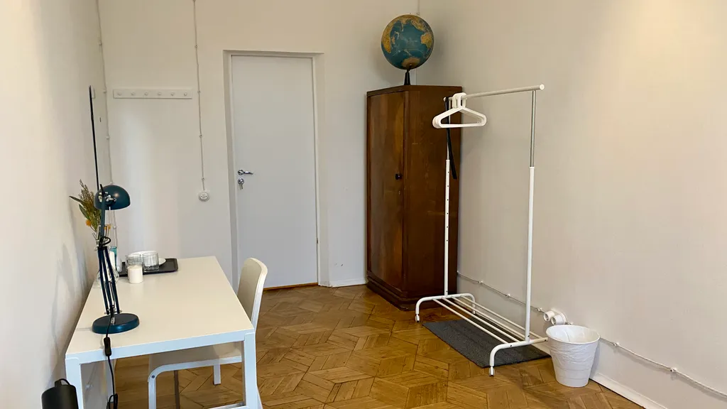 Комната с высокими потолками в центре