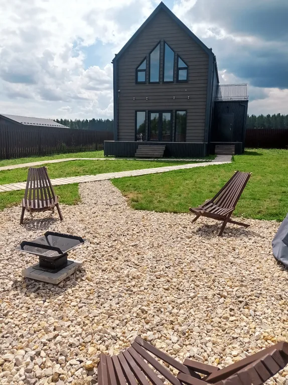 Двухэтажный дом с мангалом и костровой зоной