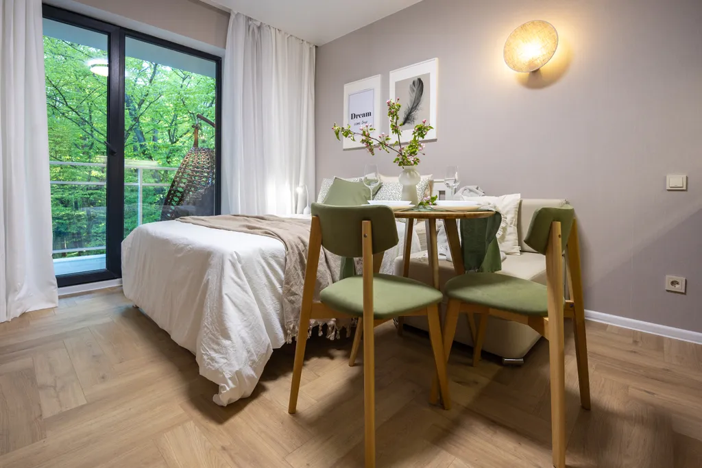 Студия в сосновом лесу у моря