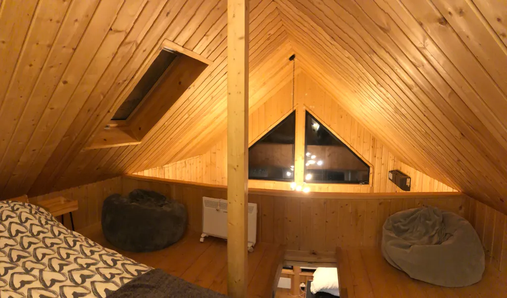 Домик у пруда