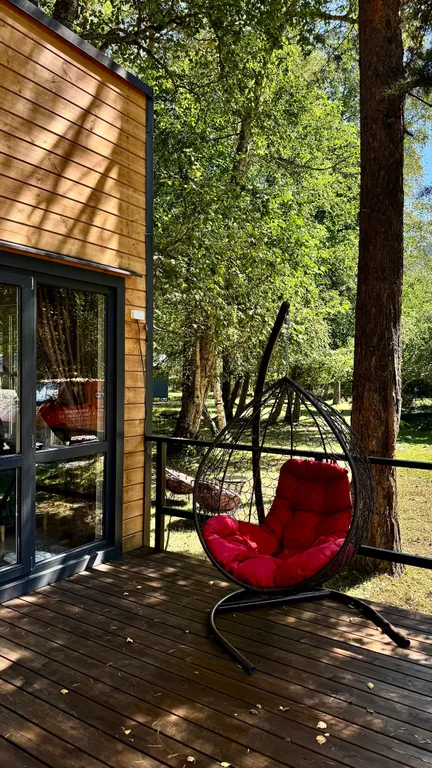 Шале с террасой на берегу реки