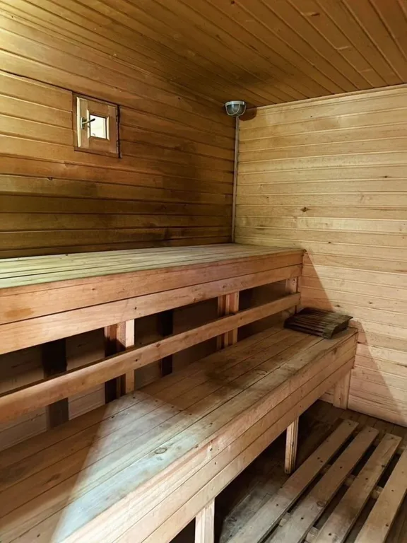 Дом баня на берегу водоема