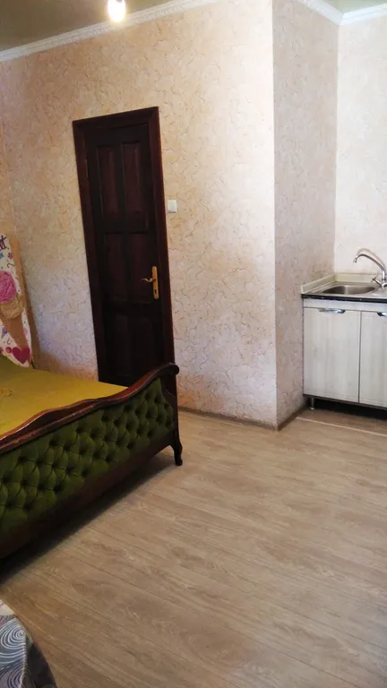 Номер на первом этаже двухэтажного, отдельностоящего дома