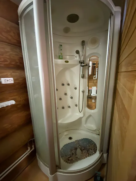 Деревянный дом с соломенной крышей и высокими потолками