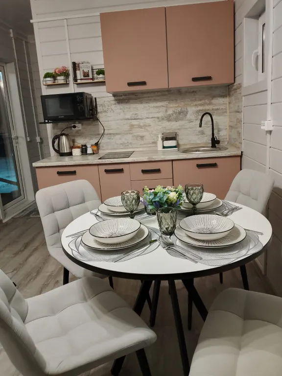 Двухкомнатный дом у лесной полосы