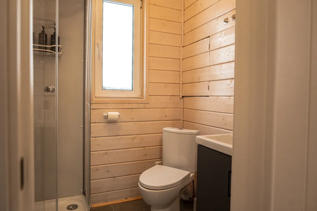 Новый стильный барнхаус с видом на лес